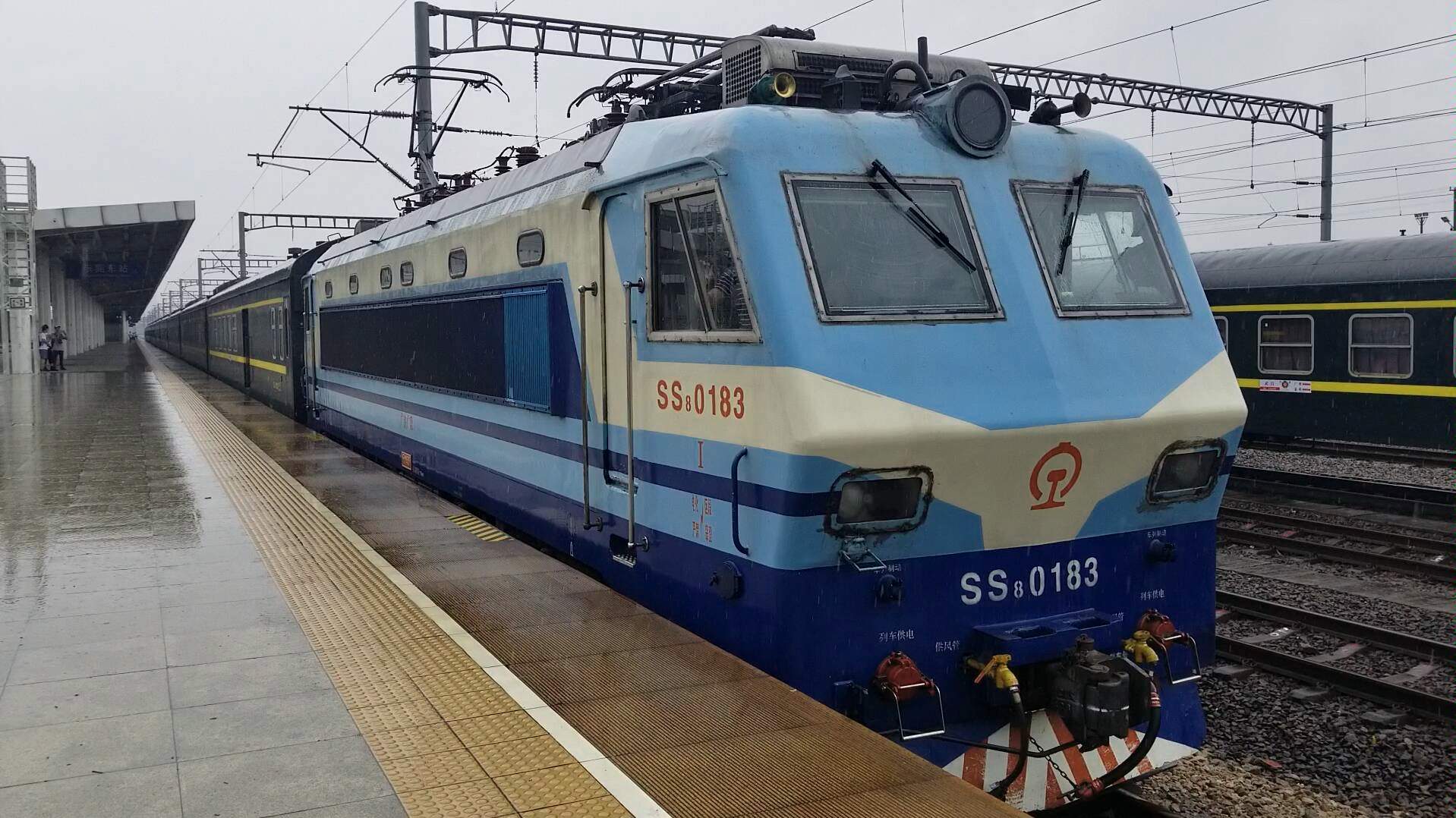 z8004次旅客列车东莞东站五站台出站