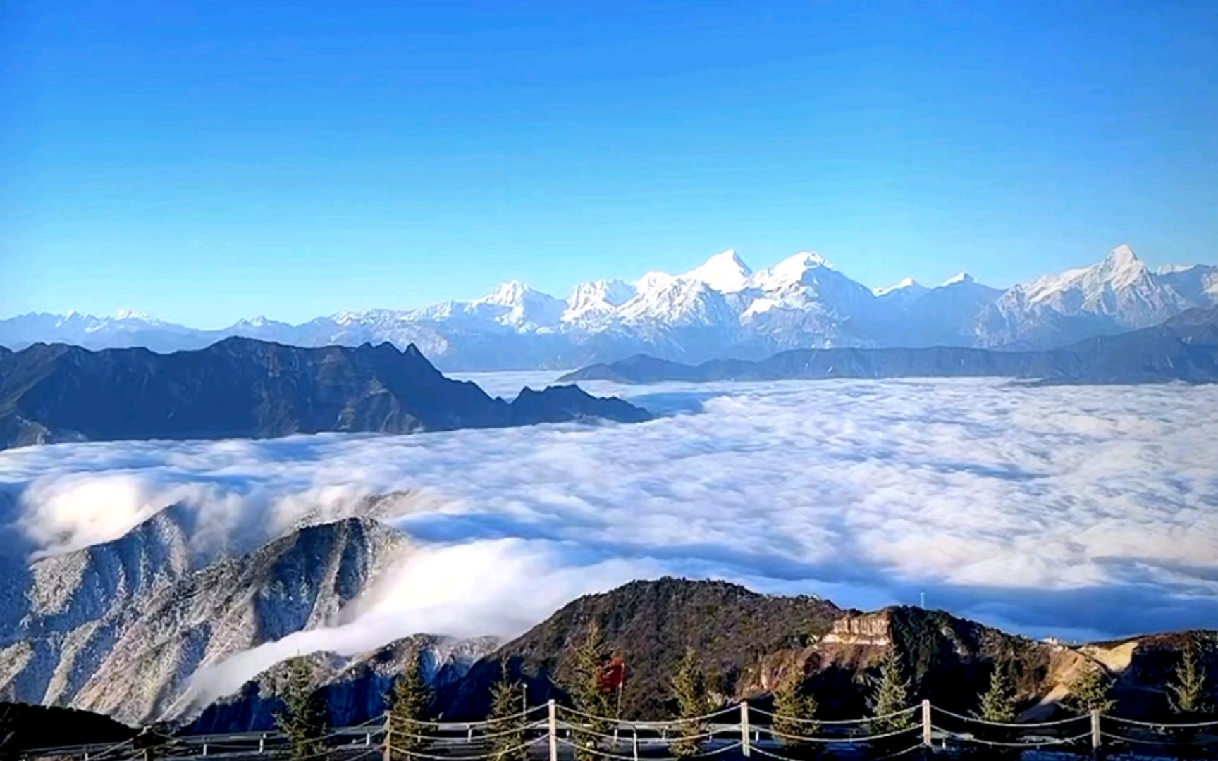 牛背山云海瀑布图片