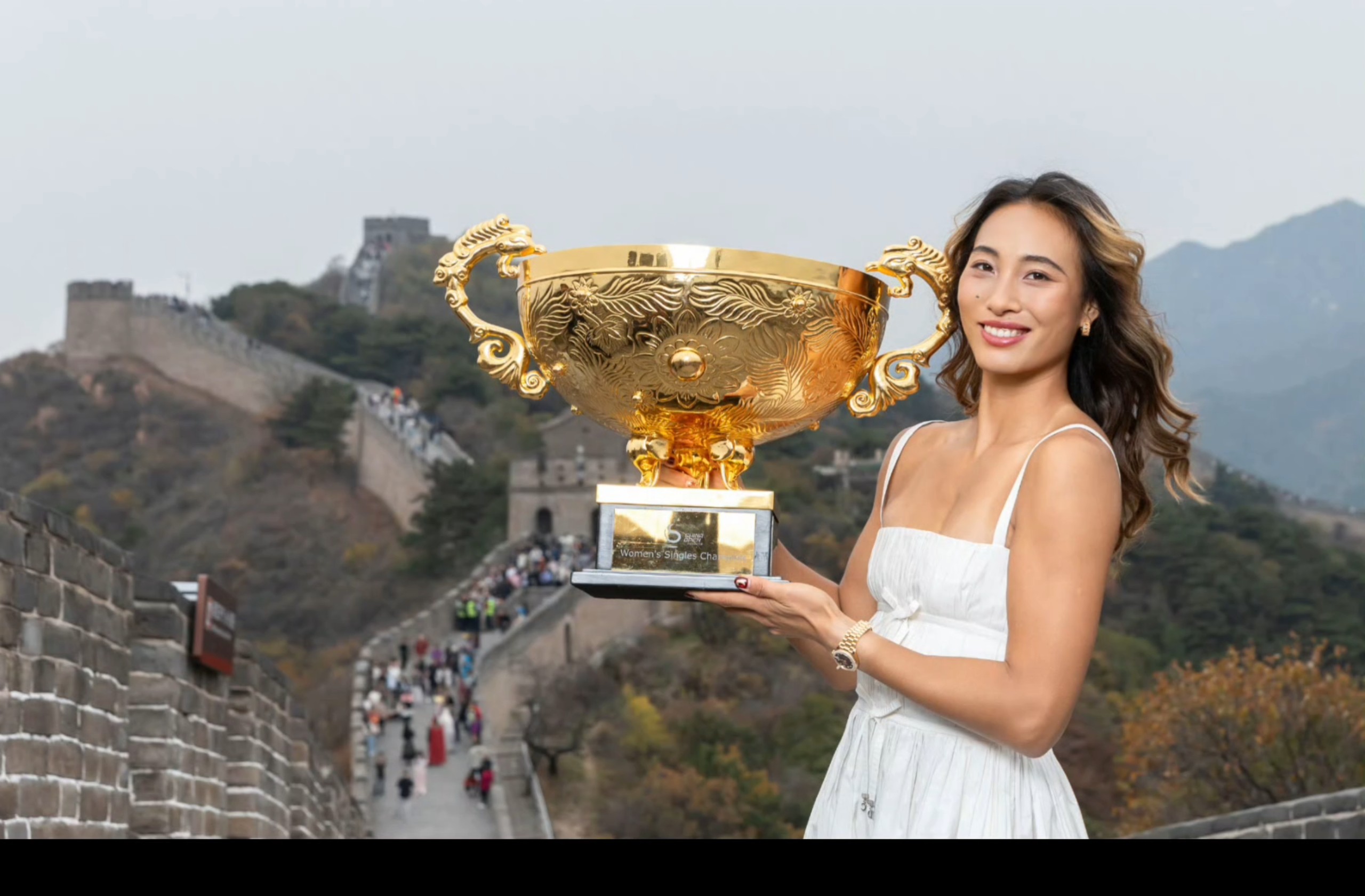 太美了！郑钦文今天在长城拍摄中网冠军写真，被好多网友偶遇