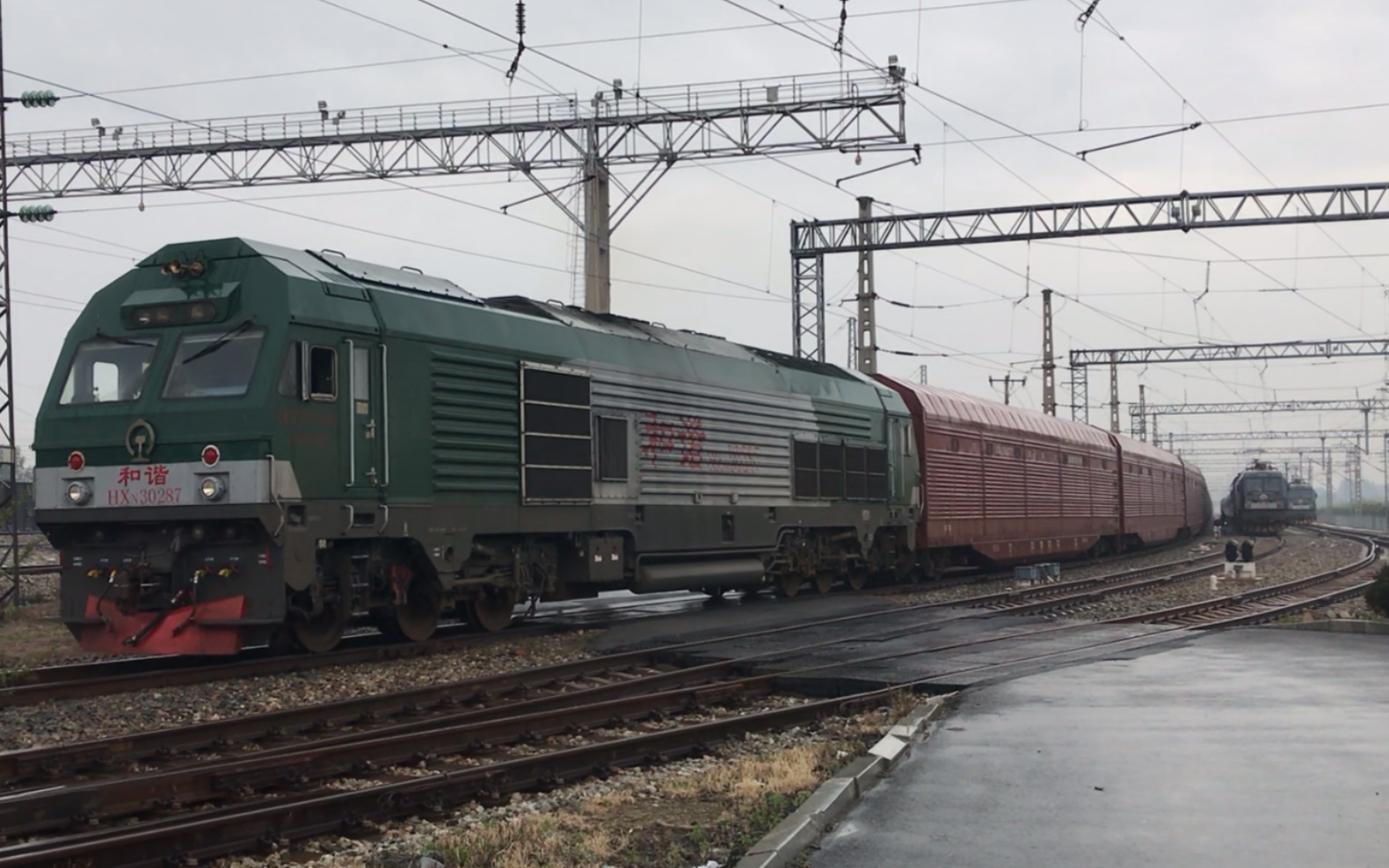 沈山线裕国上行直通场 沈局苏段hxn30287牵引jsq6凹底双层运输汽车