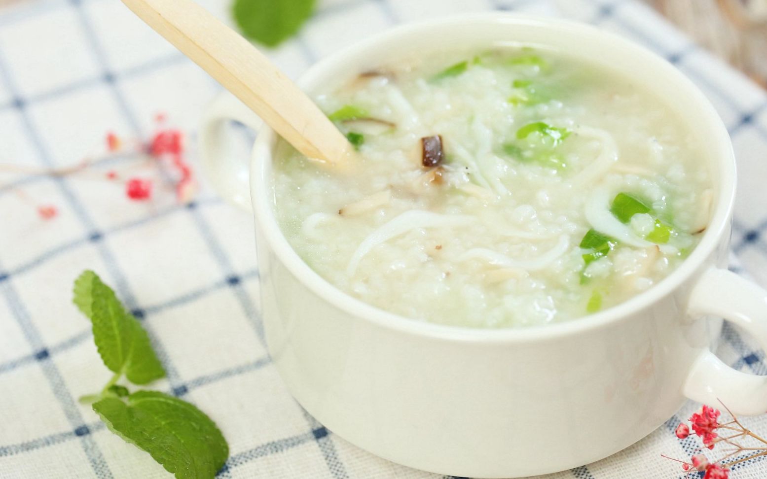 宝宝辅食:香菇青菜银鱼粥,宝宝好肠胃吃出来!