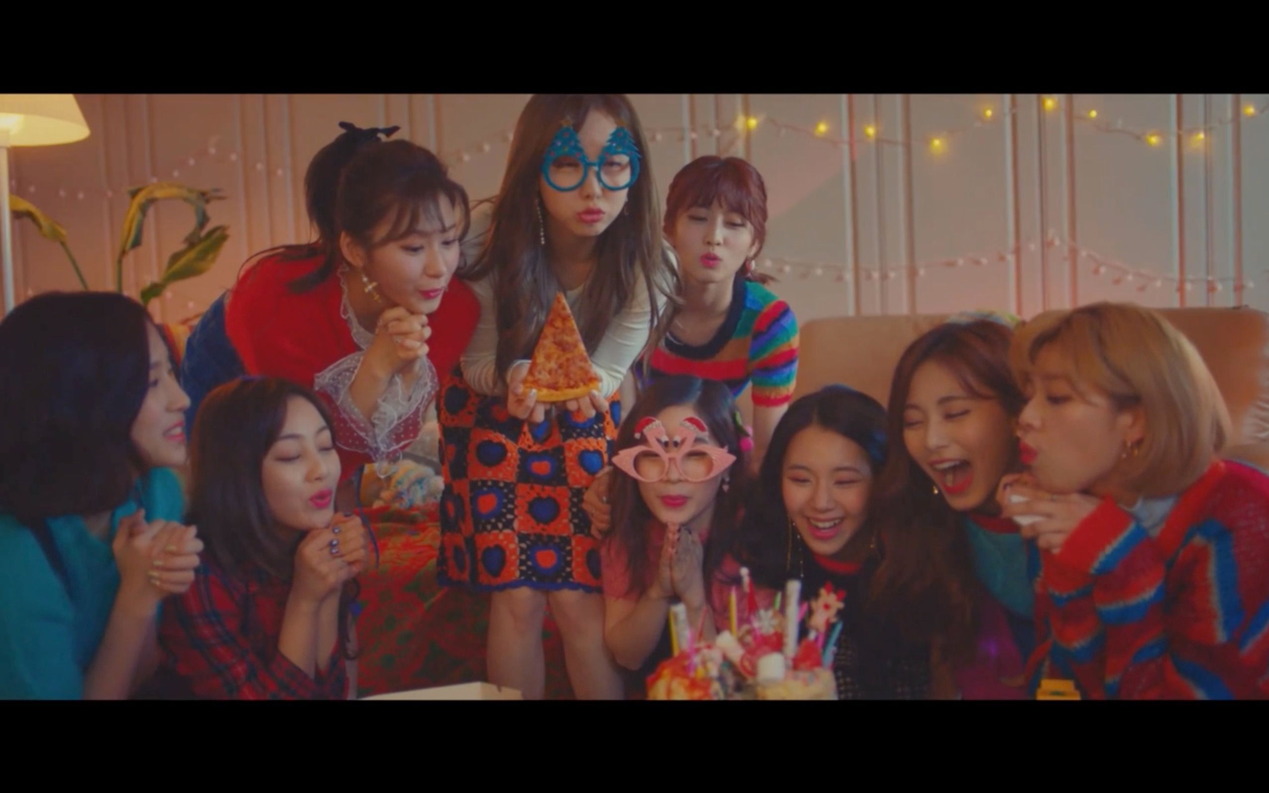 [图]【兔扑MV】TWICE《Merry & Happy》 MV