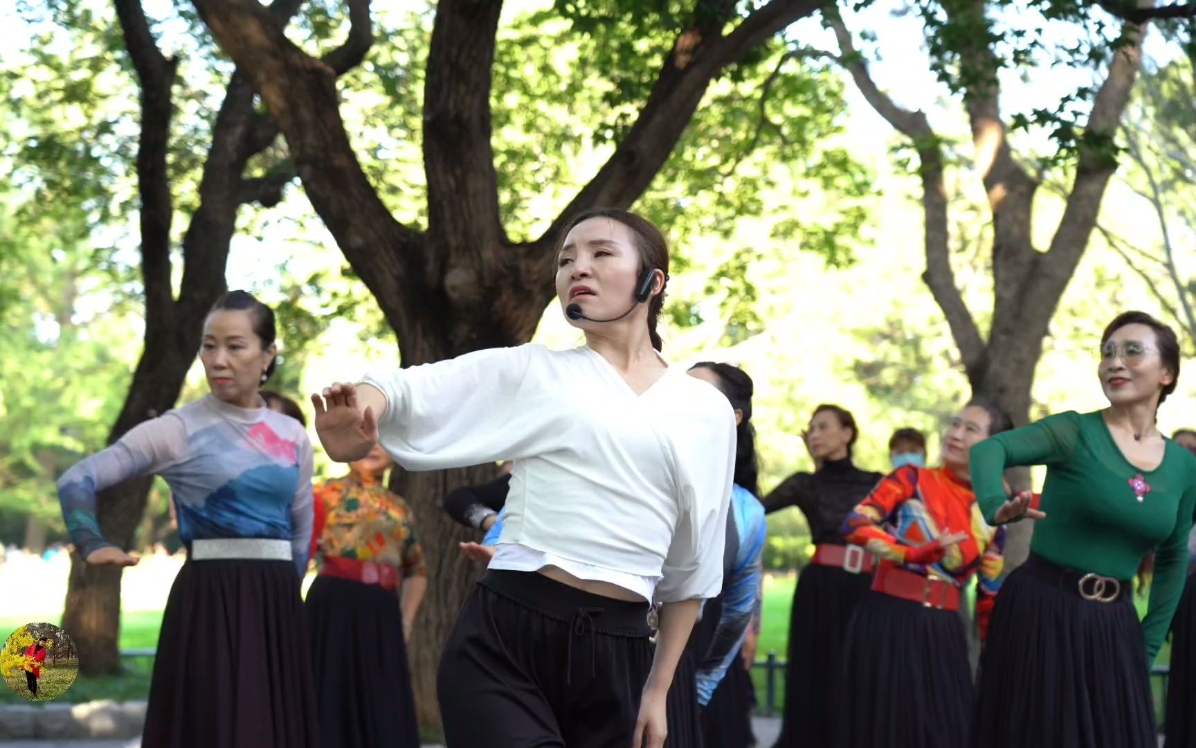 [图]静静老师现场带领大家跳广场舞《色楞格河》同时讲解动作要领