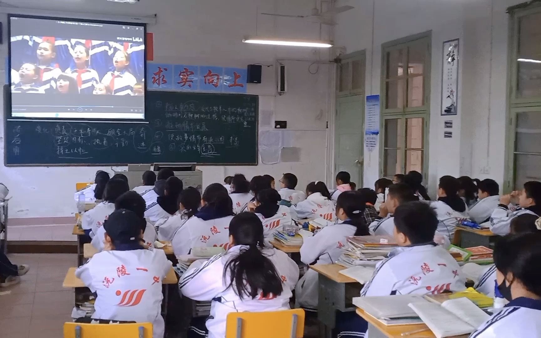 [图]【感动——致敬所有种下奇迹的“植树人”】讲《植树的牧羊人》结尾播放电视剧《山海情》片段，氛围很好~