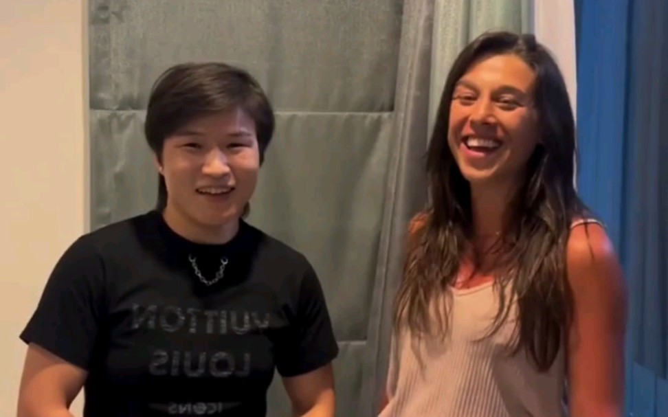 张伟丽与乔安娜在泰国相聚拉!