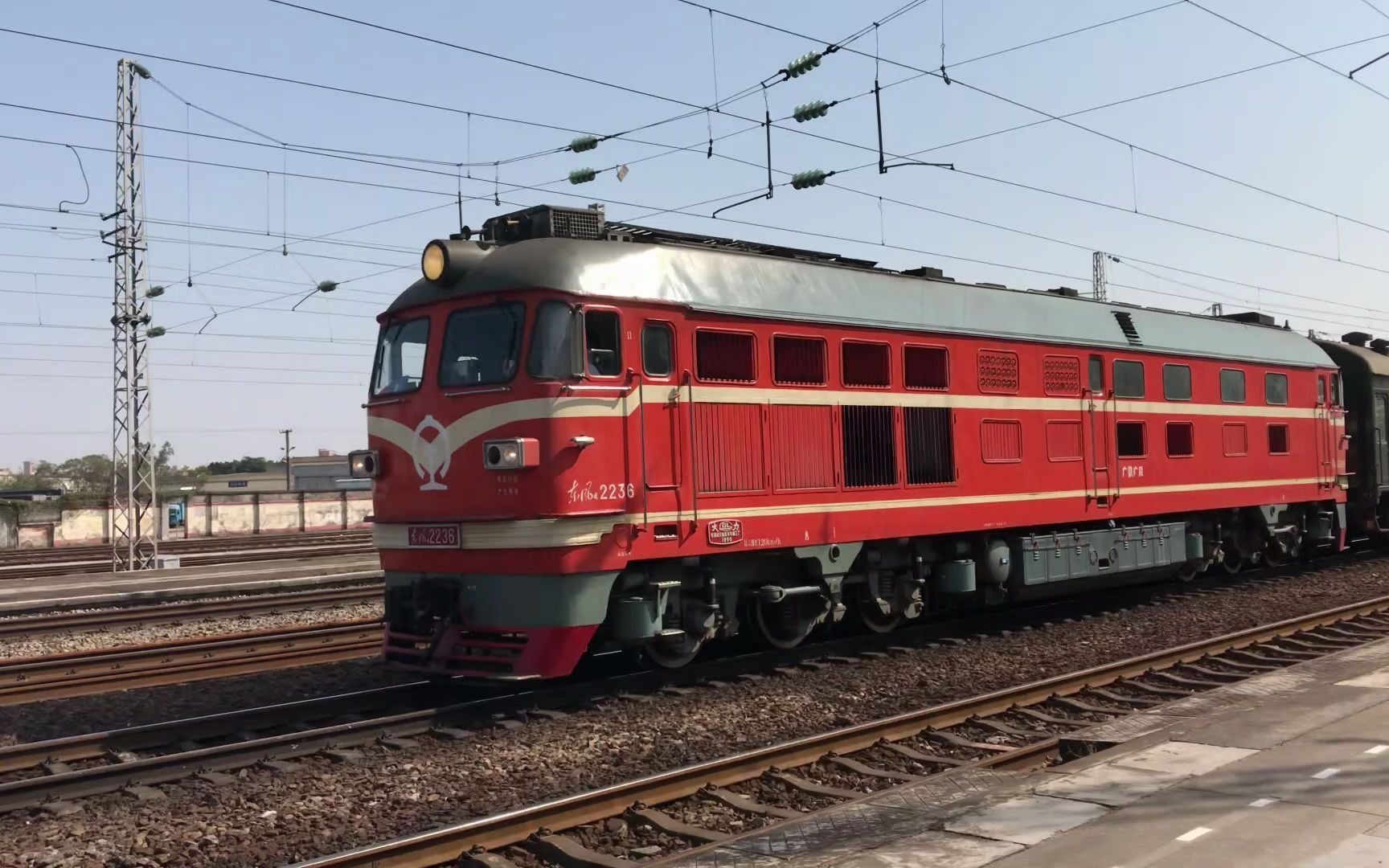 中国铁路普速火车视频纪录片第三集奔跑在电气化铁道上的橘子