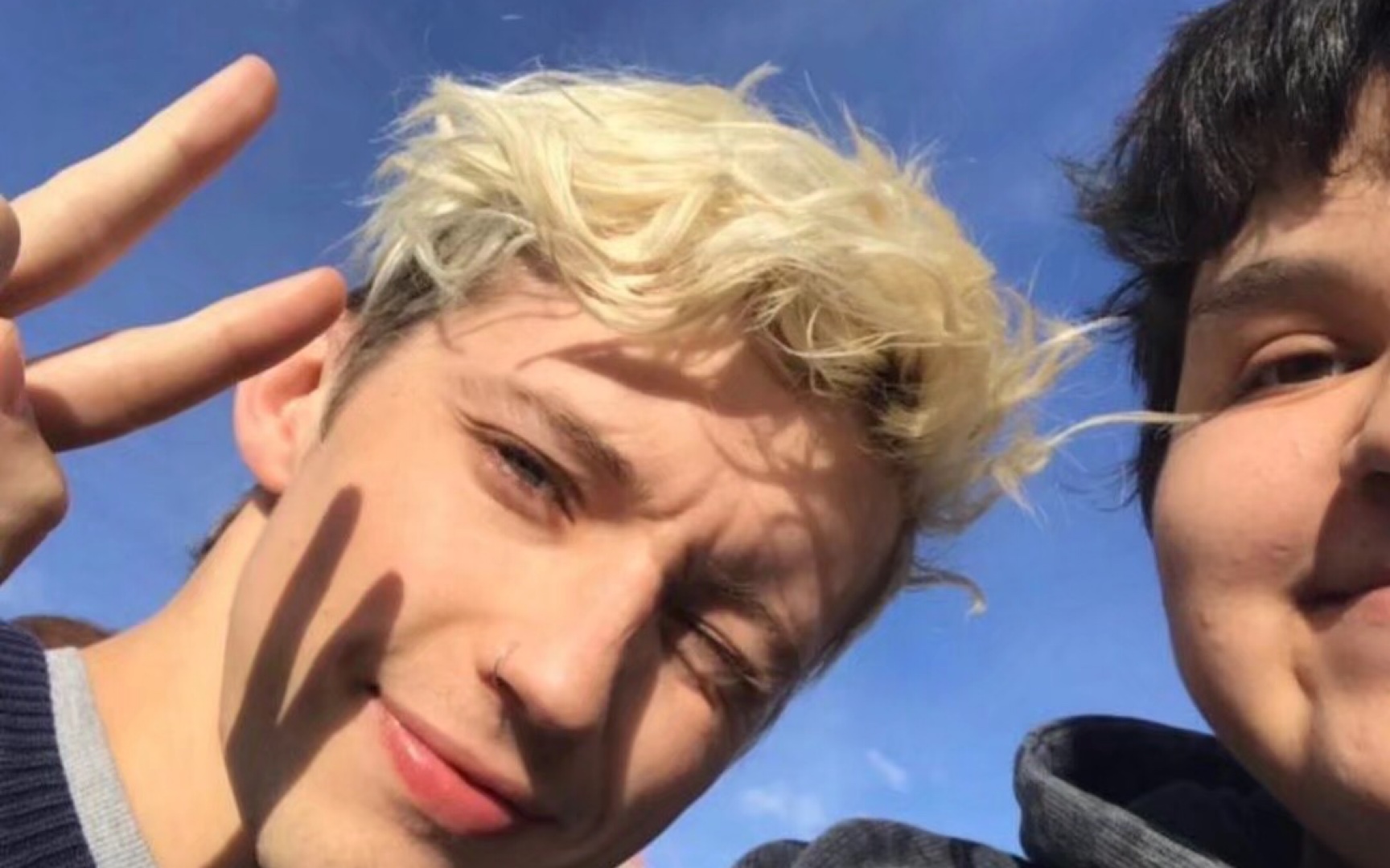 【jacob troye】 太帅了 jacob为准备出席金球奖的戳爷troye sivan