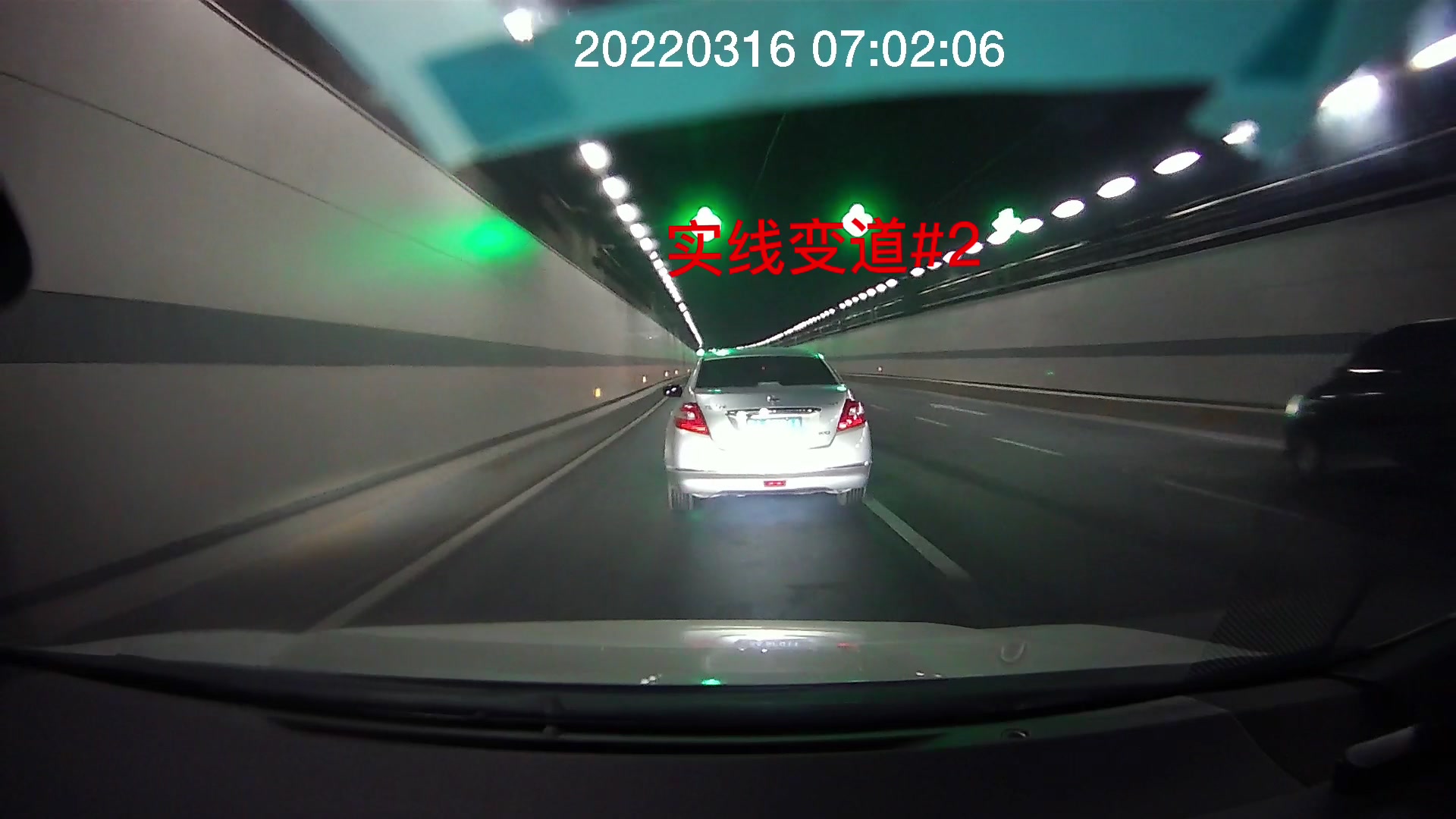 东湖隧道内疯狂实线变道，你很急嘛师傅。举报你没商量。