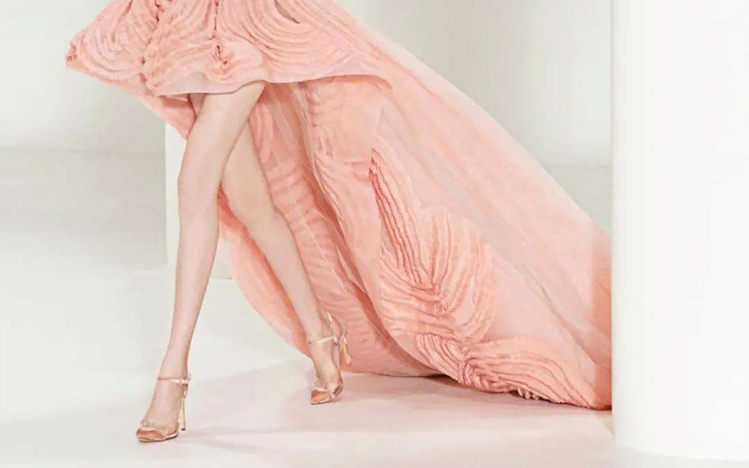 时尚盛宴|粉色曳地长裙,步步生莲