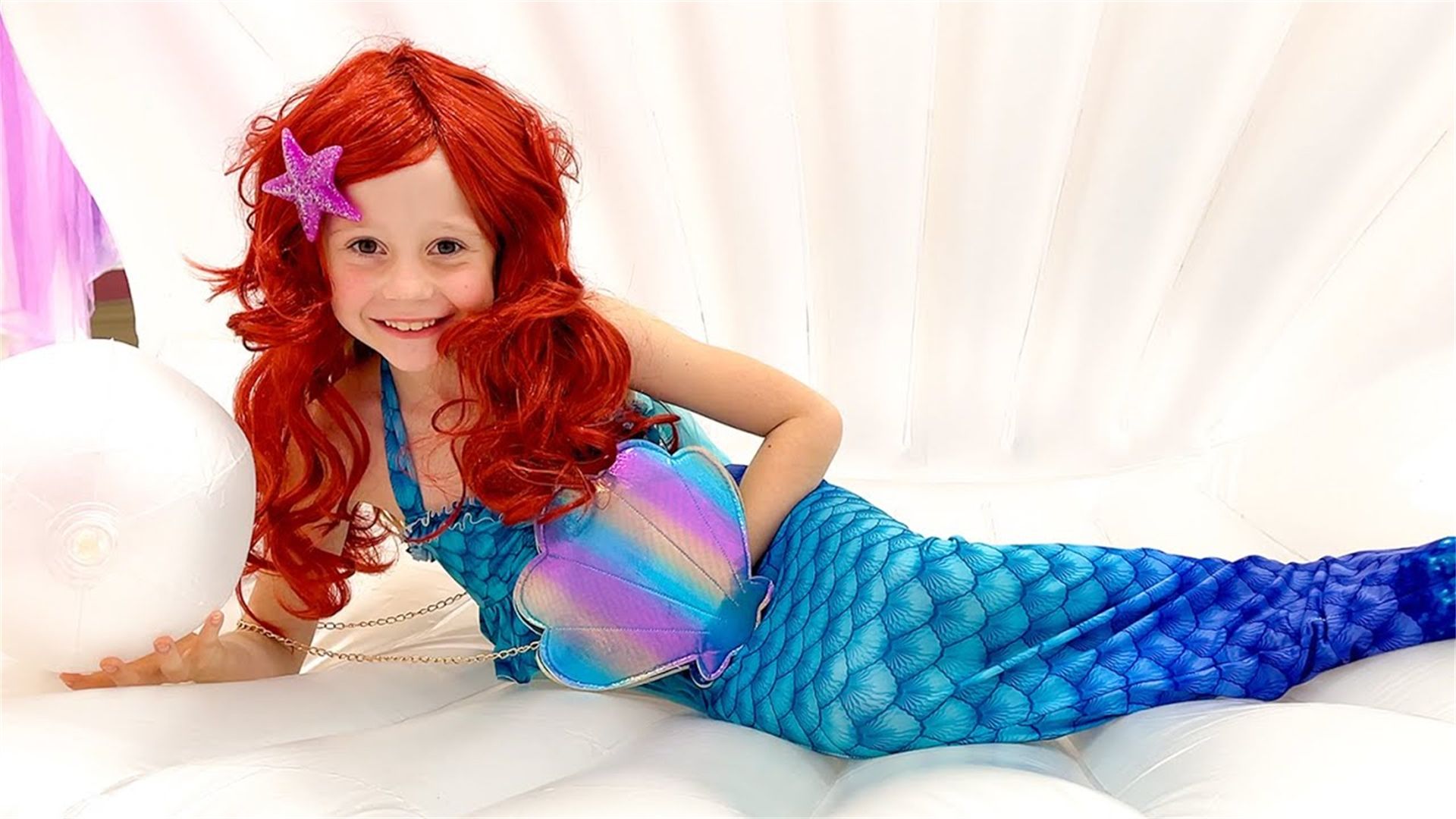 搞笑萌娃:挑战装扮成美人鱼,你喜欢娜斯佳这个装扮呢?