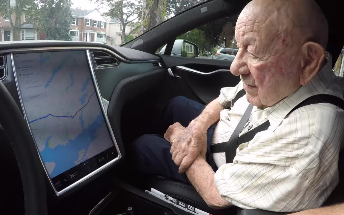 97岁老人试乘特斯拉model x