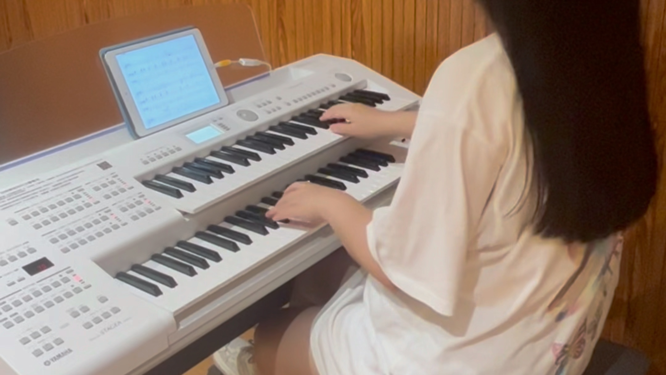双排键电子琴演奏东方之珠