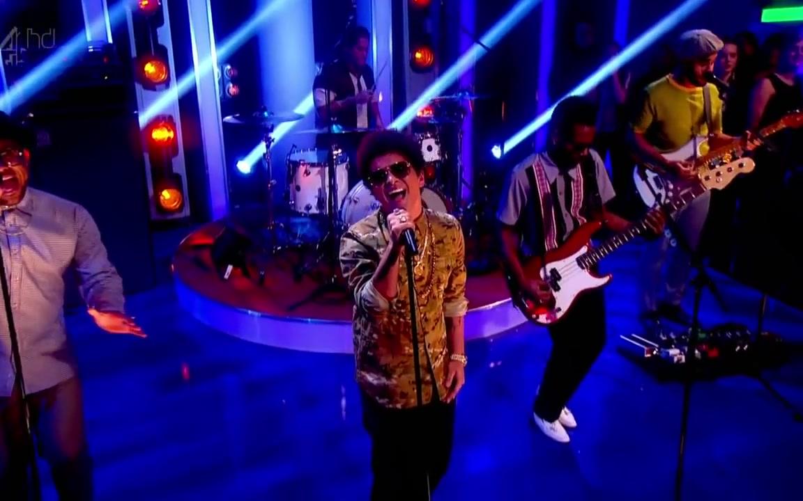 [图]【跨年夜演出】Bruno Mars - Young Girls (Alan Carr's New Year Specstacular 2012.12.31)