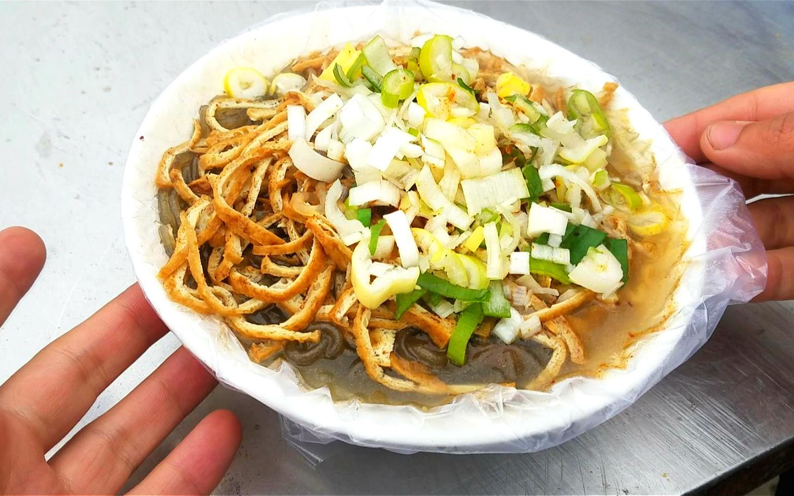 冬天热卖的豆腐菜6块钱一碗好丰盛啊