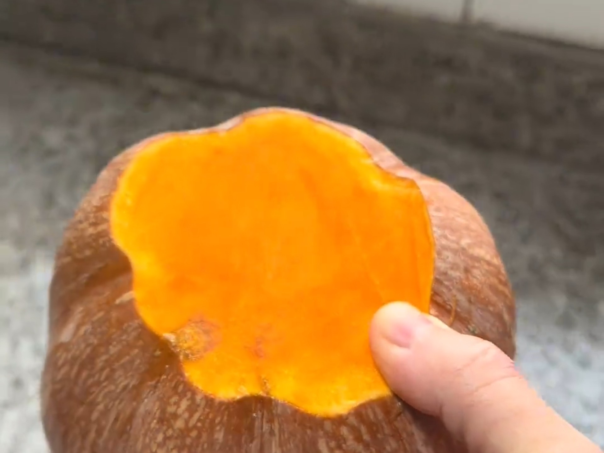 原来做南瓜馒头不加水，怪不得我之前做的稀了吧唧的# 省饭课代表 # 南瓜馒头 # 宝宝爱吃 # 纯天然无添加