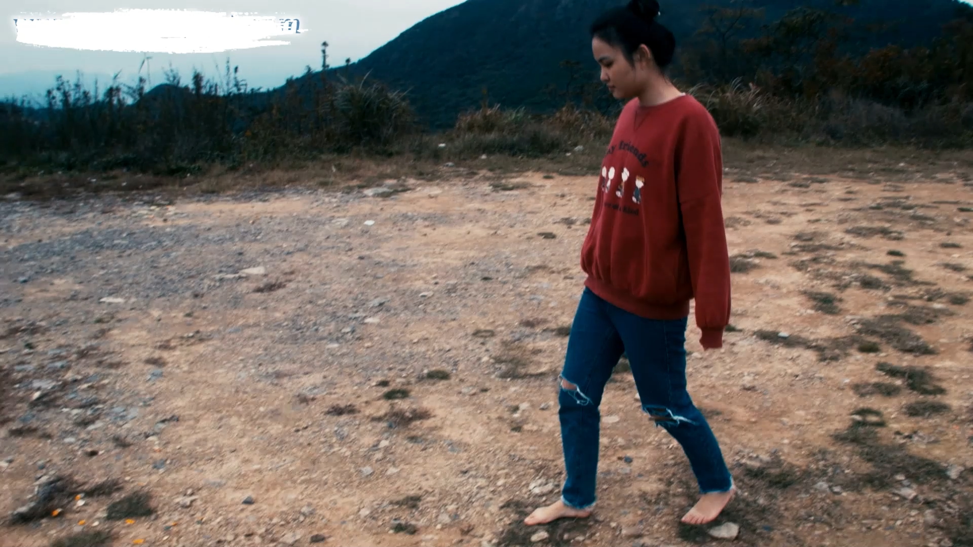 花意瑶赤脚踏青