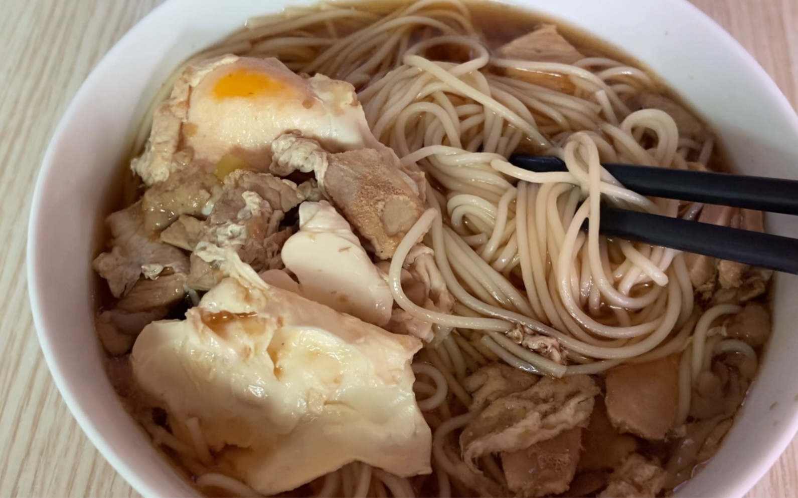 十分钟就可以做好的懒人早餐,家常鸡蛋肉丝面,吃一百次都不够