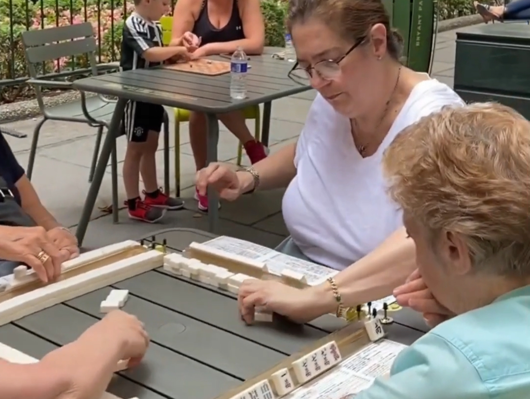 纽约公园外国人扎堆打麻将,国粹文化走出国门