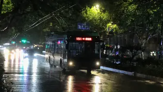 Скачать видео: 【杭城电车·夜】聆听辫儿车独特之声 坐享运河畔静谧时光～JNP-WG120G 执行151线 湖墅北路京杭运河畔+大关桥上跨运河区段 后排乘坐体验