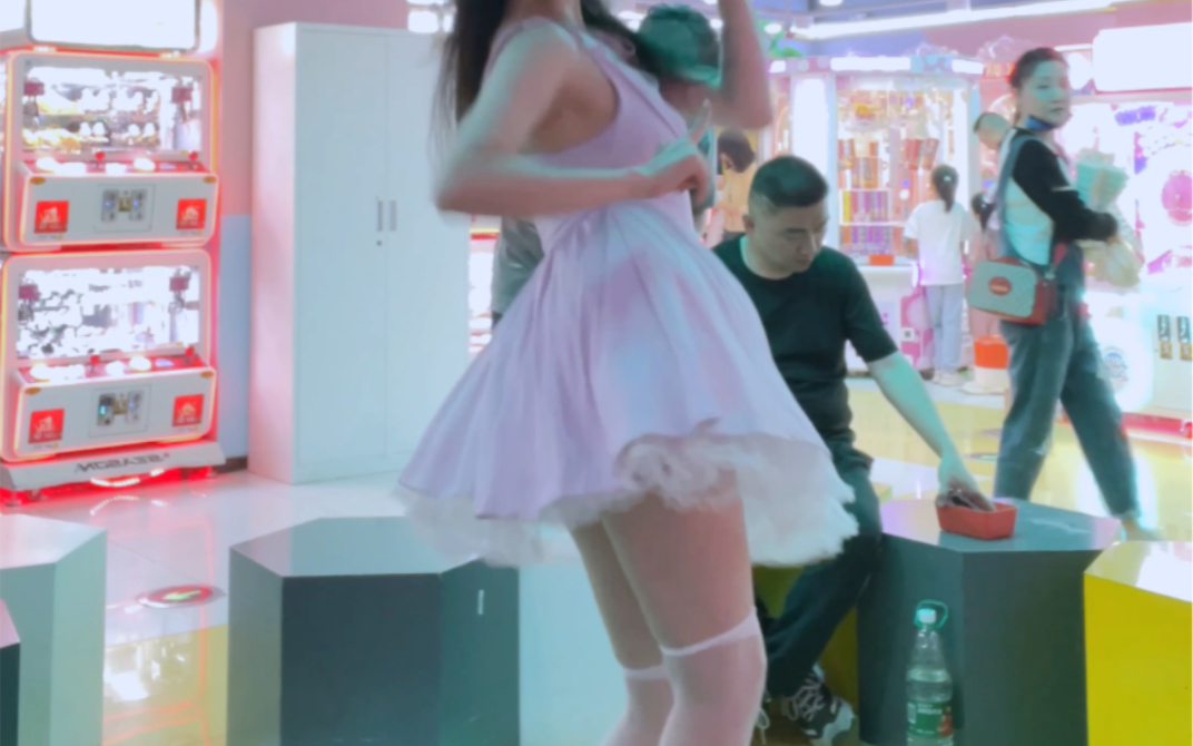 丝滑吊带裙搭配蕾丝袜,社牛小姐姐跳舞机so crazy