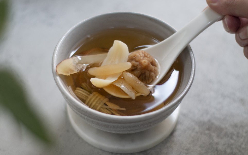 孩子睡觉磨牙心火旺多喝这个汤灯芯草雪梨百合汤