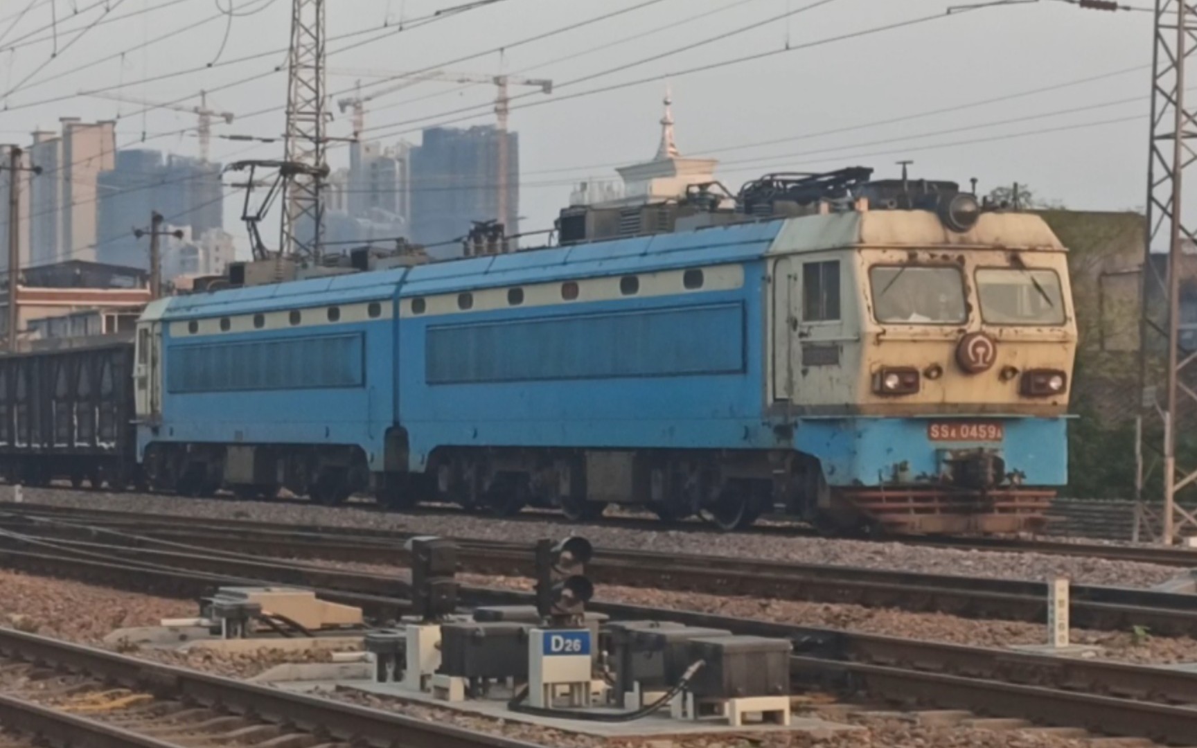 ss4 0459牵引货列停靠邵武站