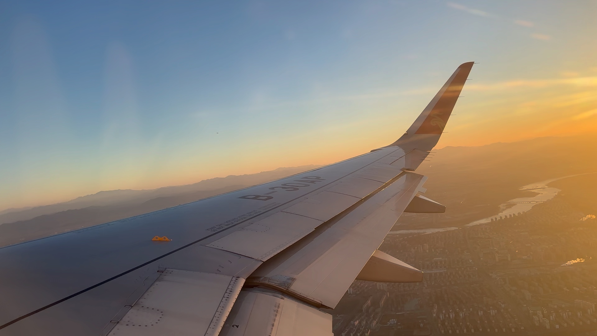 hdr飞行视频!深圳航空a320neo(pw)北京首都机场起飞