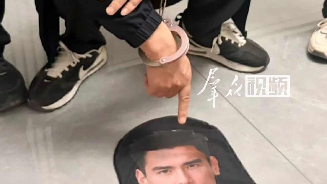 一男子戴“彭于晏头套”入室行窃，抬头发现客厅监控被吓跑，被抓获时民警看着“彭于晏”笑出了声。