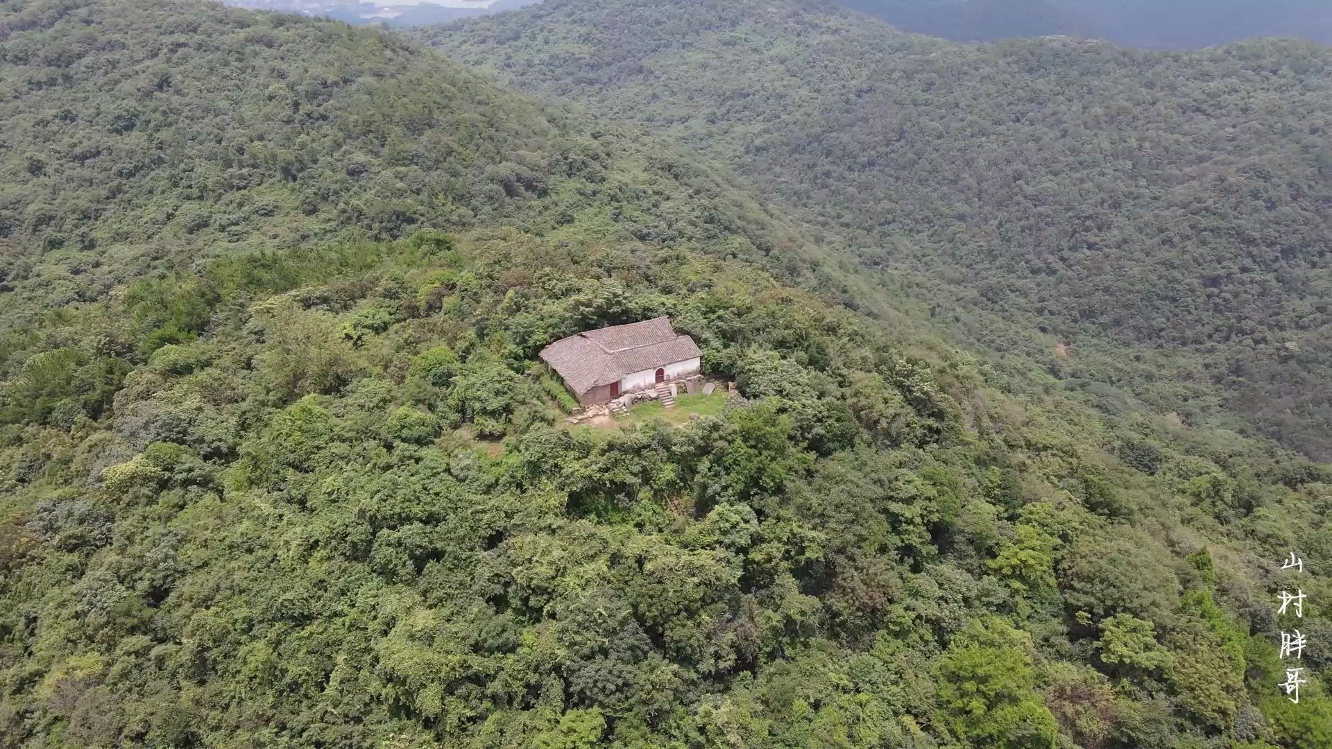 湖南农村大山顶上发现一户人家不通公路房子是怎么建上去的