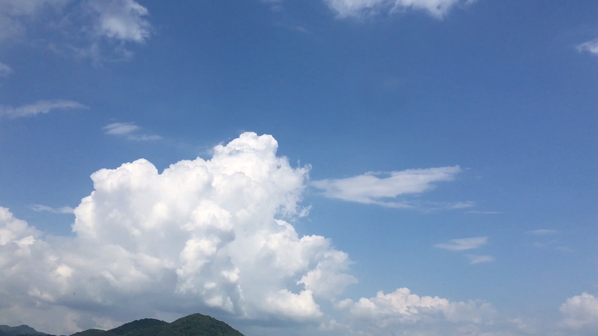 雨下得急,在屋檐下避雨,抬头就看见了那棉花般云朵