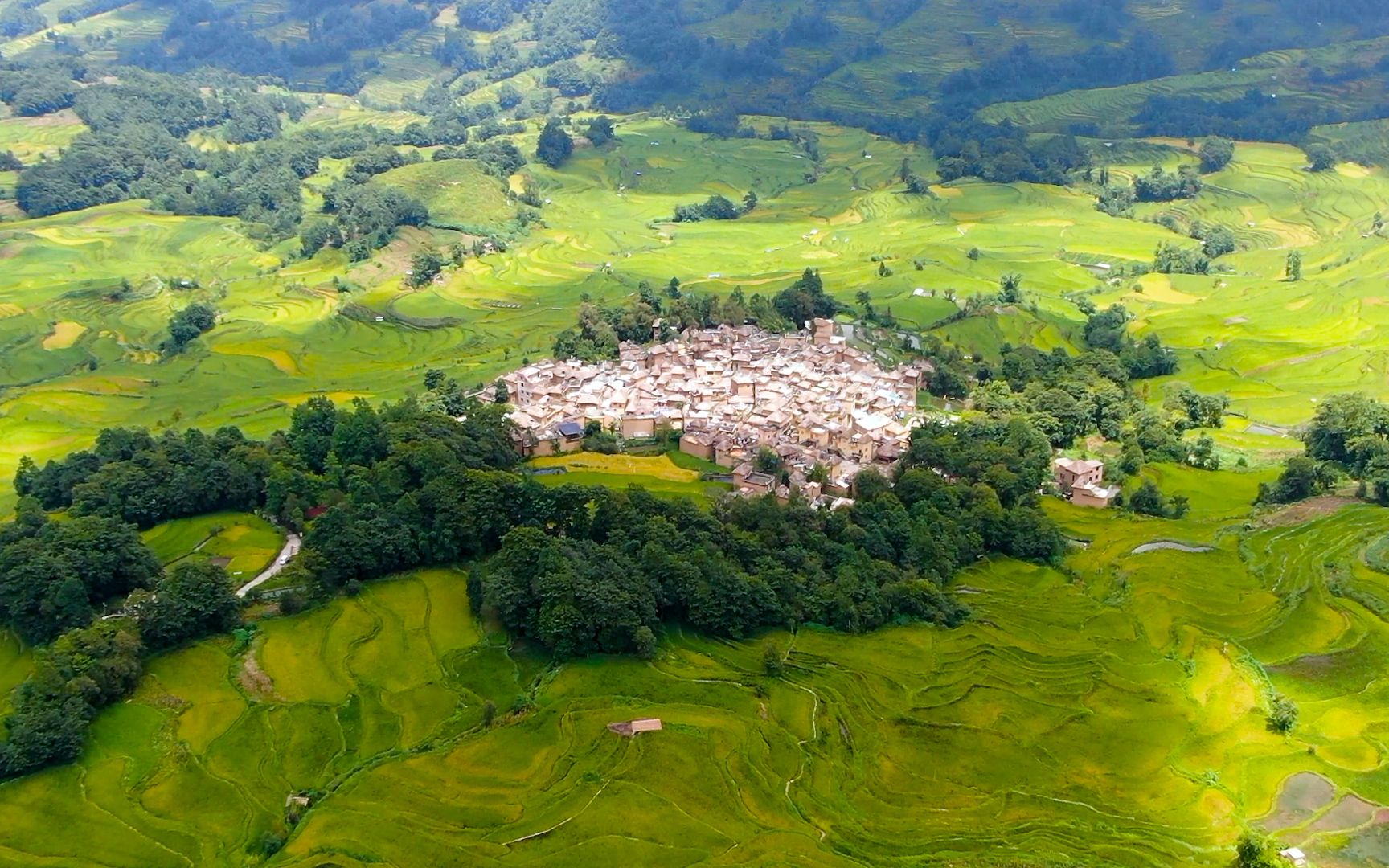 [图]云南元阳梯田，田园中间的村庄，每天都能欣赏美景