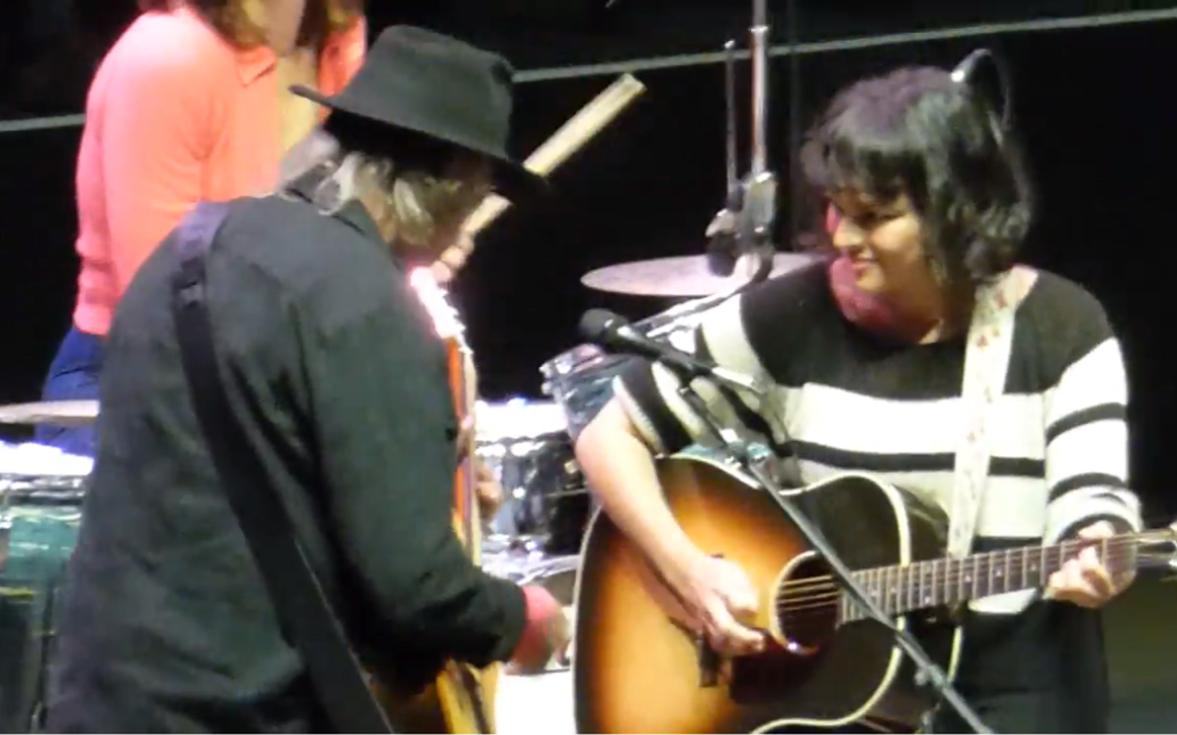 [图]Norah jones and Neil young down by the river 20141026