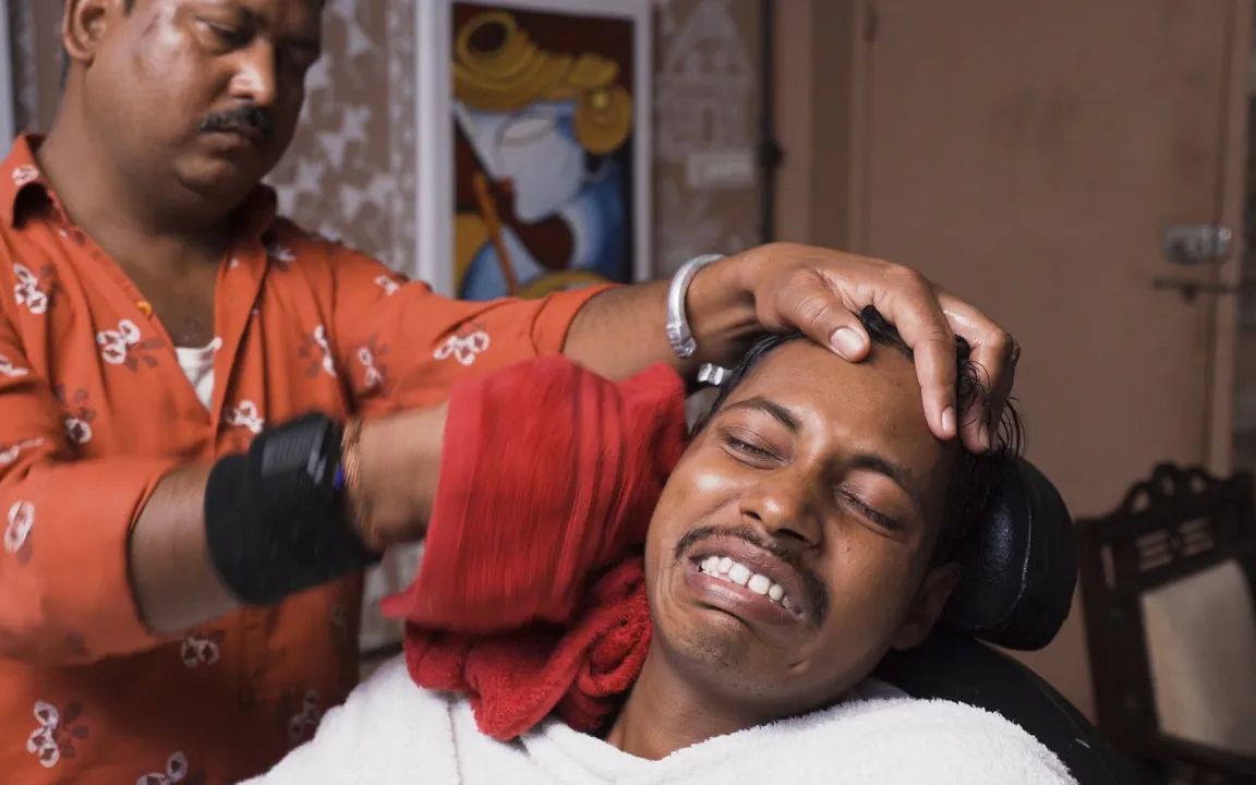 【印度高级理发店】vikram体验超爽头部按摩和面部按摩