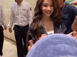 杨颖带小海绵和黄晓明妈妈聚餐，有说有笑，离婚后和前婆婆处成闺蜜！
