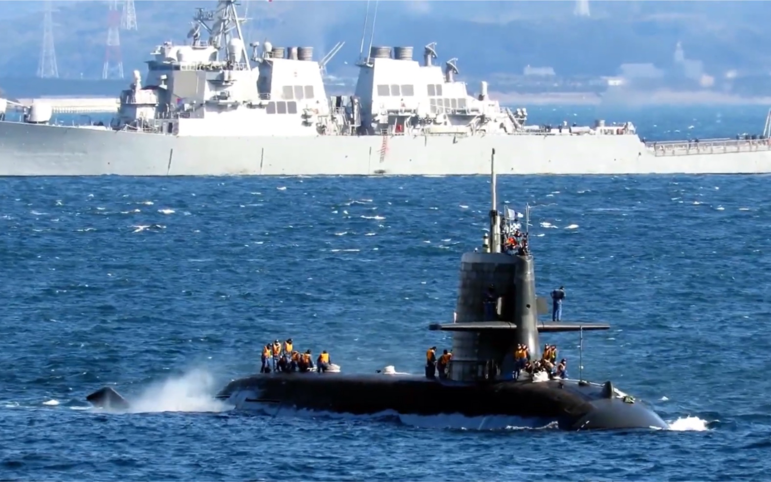 港内实拍日本苍龙级潜艇返航