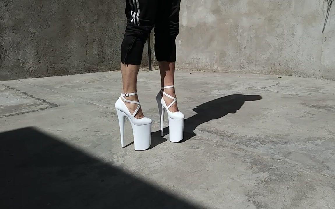 男生10英寸白色高跟鞋——boys in heels_哔哩哔哩_bilibili