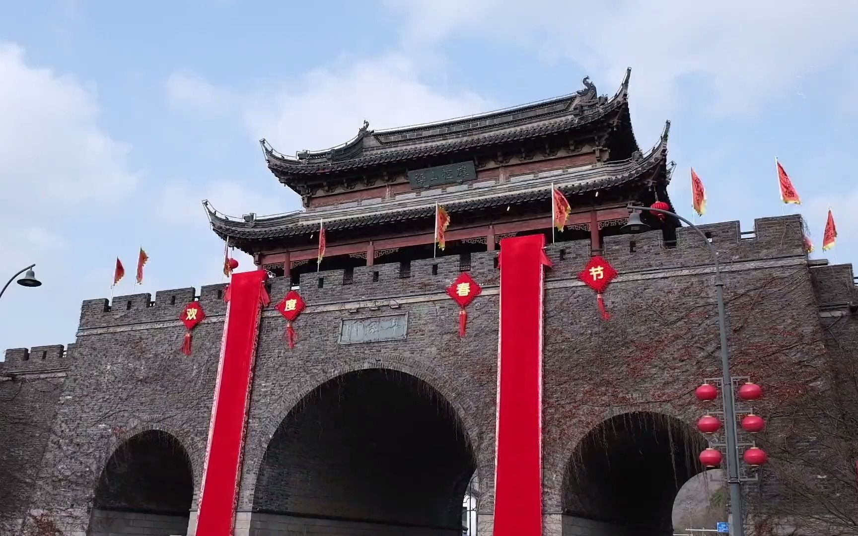 快看江苏常熟阜成门上挂春联留常过年不打烊