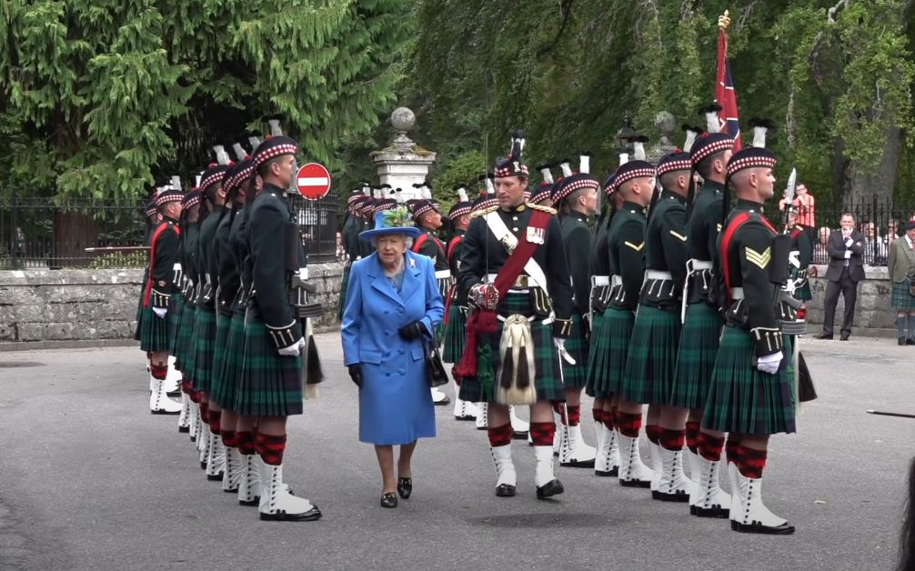 英国女王检阅皇家苏格兰团_哔哩哔哩_bilibili