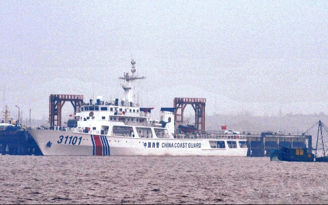 中国海警718型巡逻舰在纳土纳以北的南海与印尼海军邦托莫号护卫舰