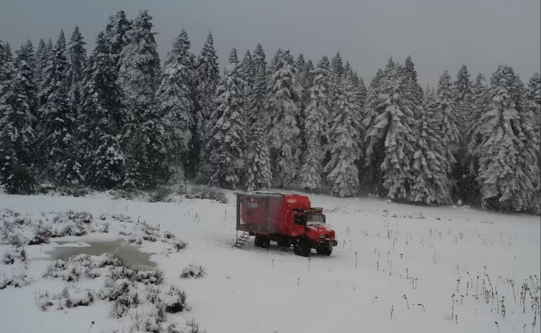 [图]森林里的暴风雪越来越猛，房车耸立在白茫茫的雪海中，幸好窝在里面很暖和