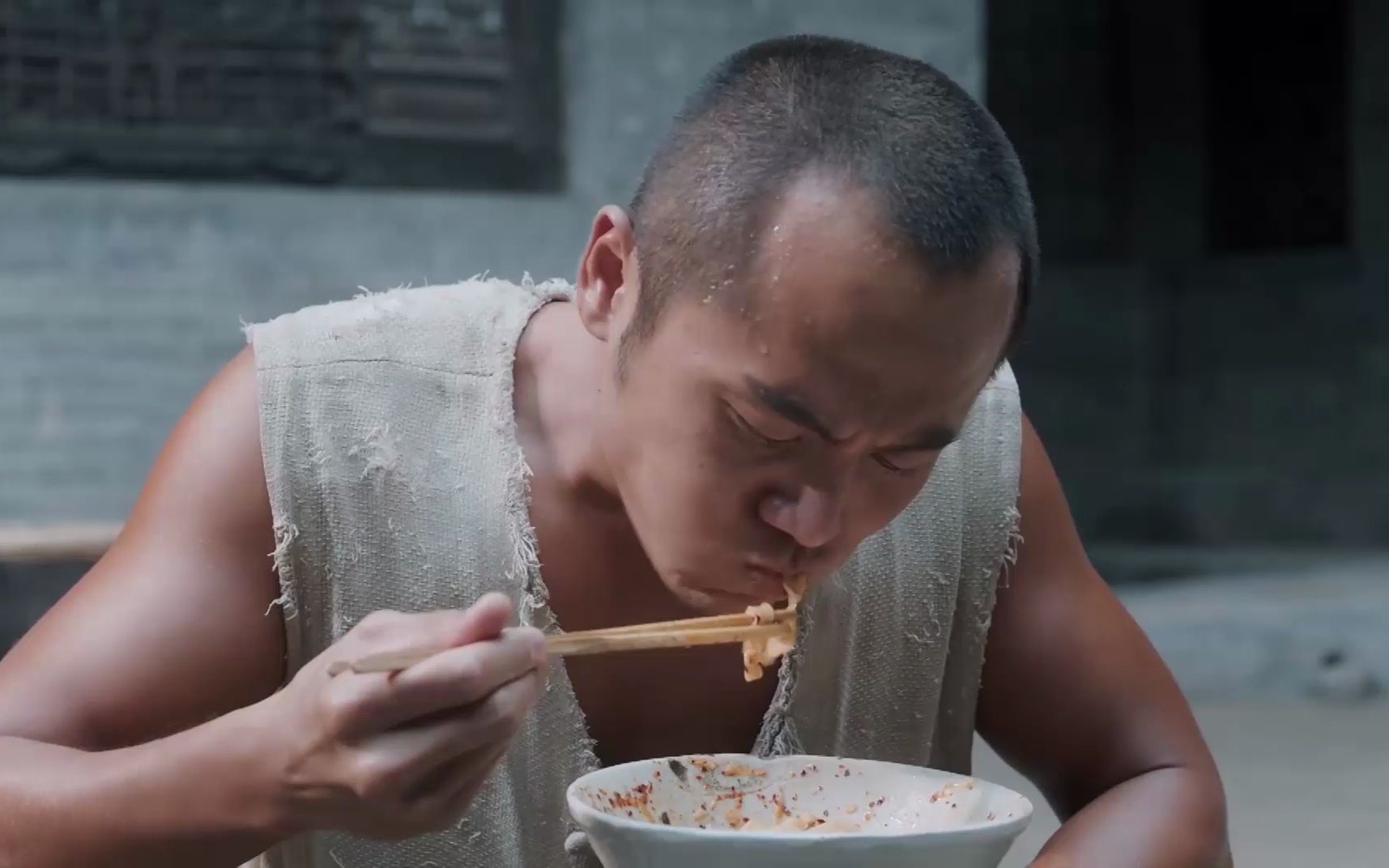 吃面就要大口吸嗖,黑娃连吃三碗面,东家:能吃就能干