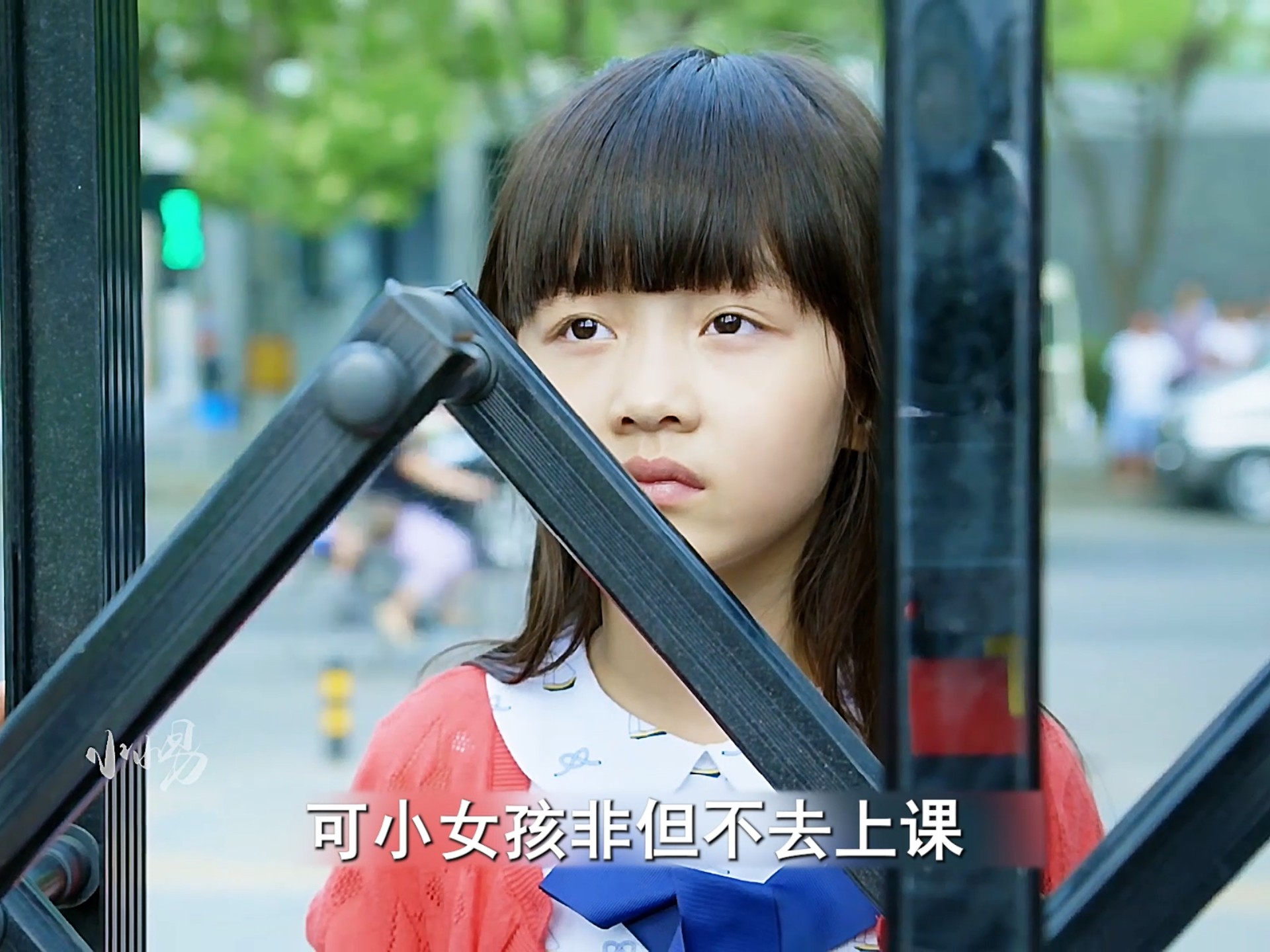 7岁女孩每天趴在校门口，可妈妈却故意不让她上学！