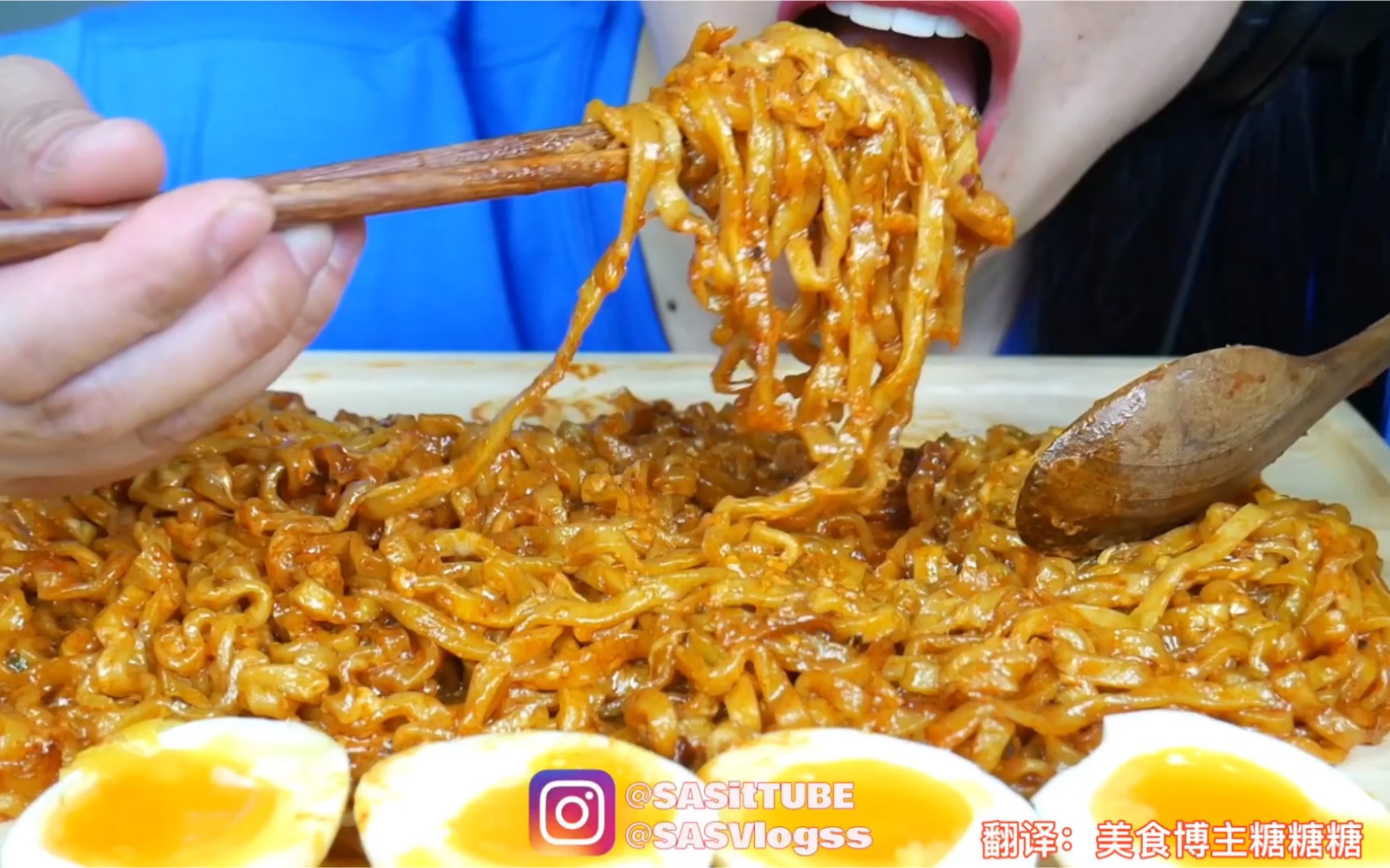 吃播中字sas火鸡面还有水煮蛋含四倍速咀嚼音食音吃饭助眠微笑姐边角