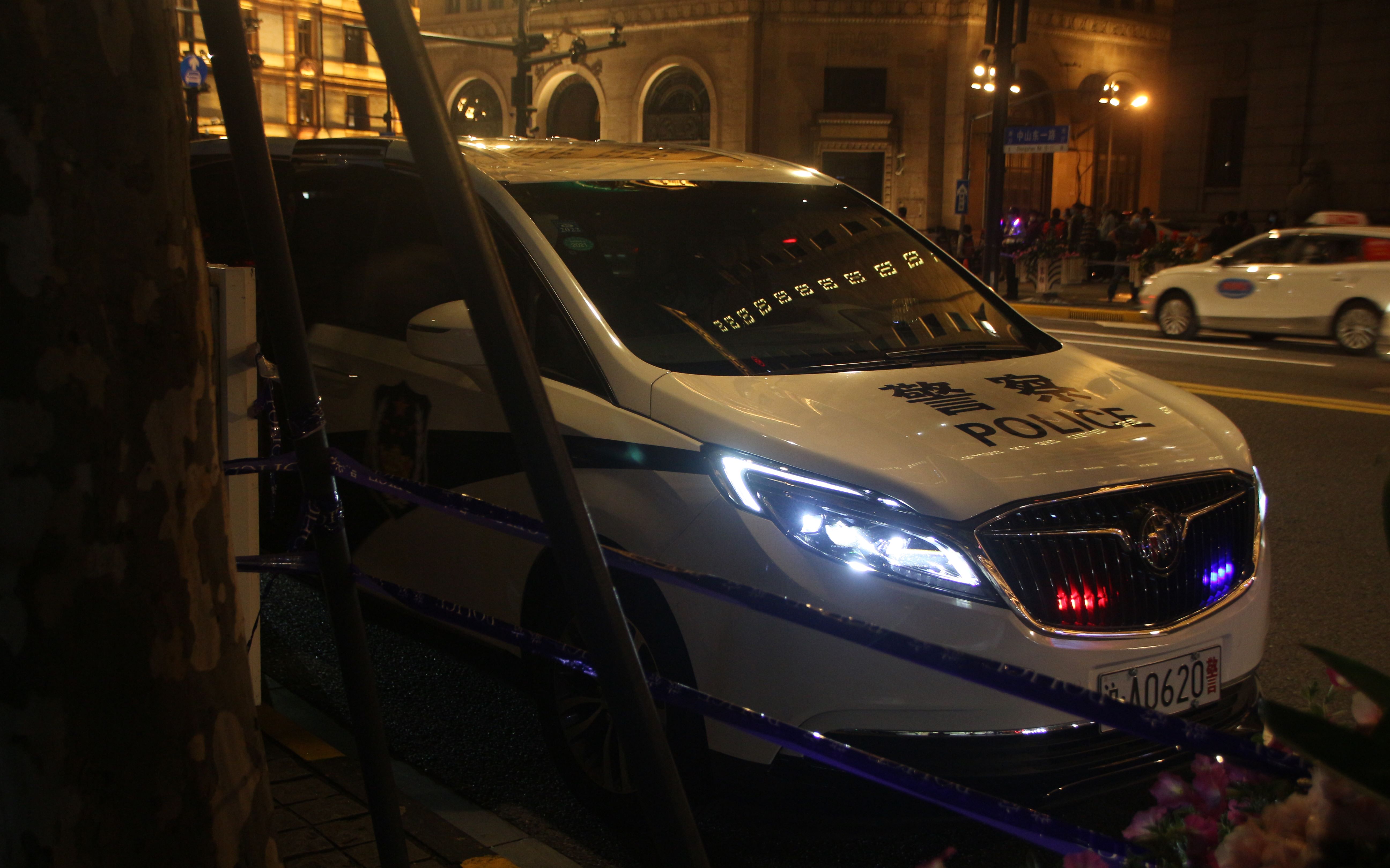 【国庆系列】【上海公安】罕见的无顶灯(slicktop)别克gl8警车在外滩