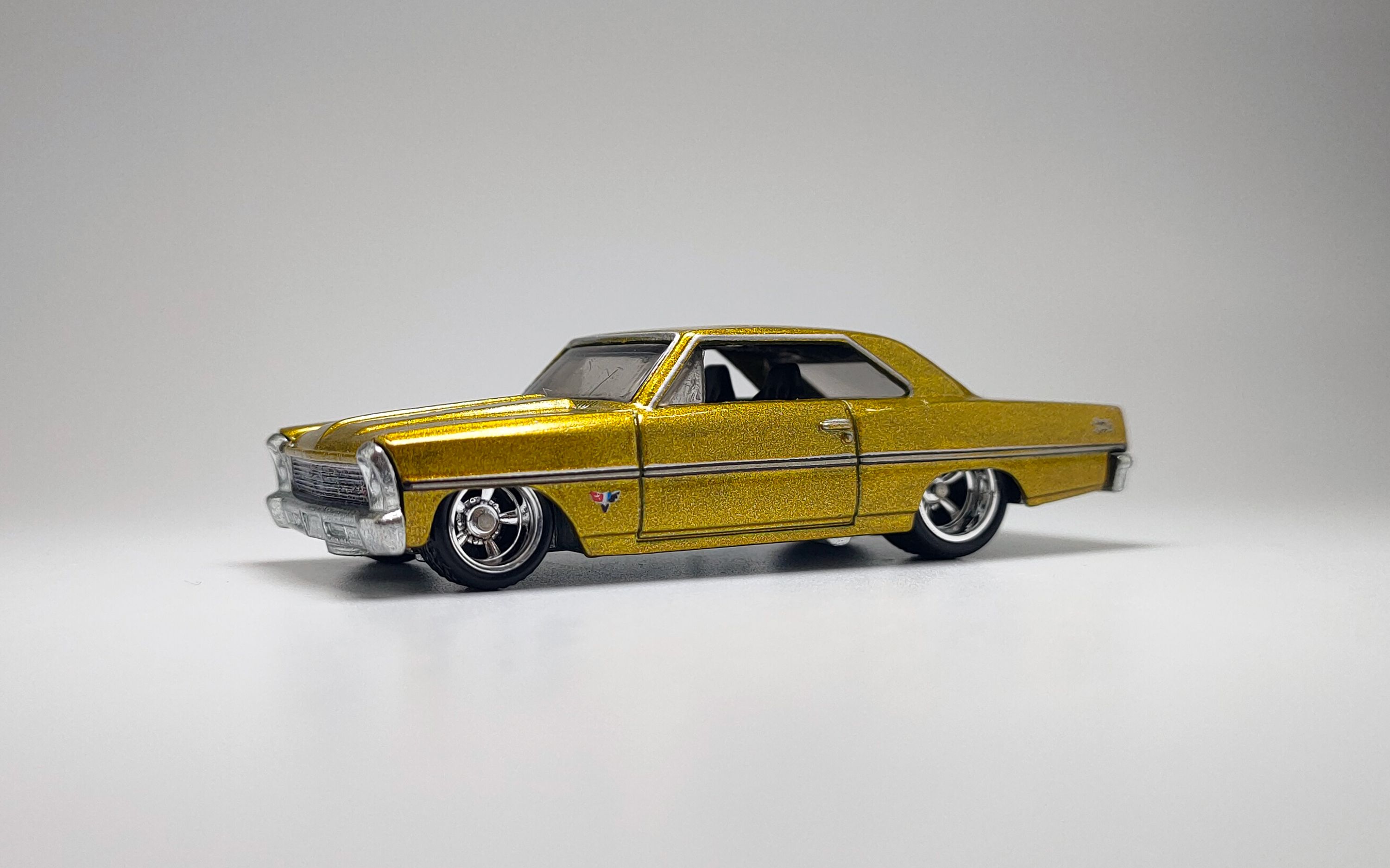 一分钟玩具开盒-风火轮铁底胶胎素鸡套雪佛兰nova开盒把玩评测