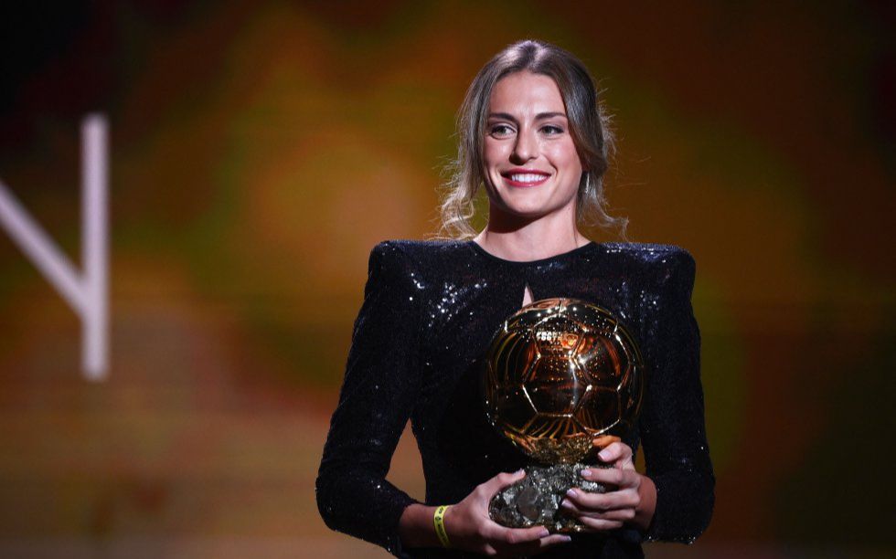 巴萨女足队长普特拉斯荣膺女子金球奖 alexia wins the ballon d'or