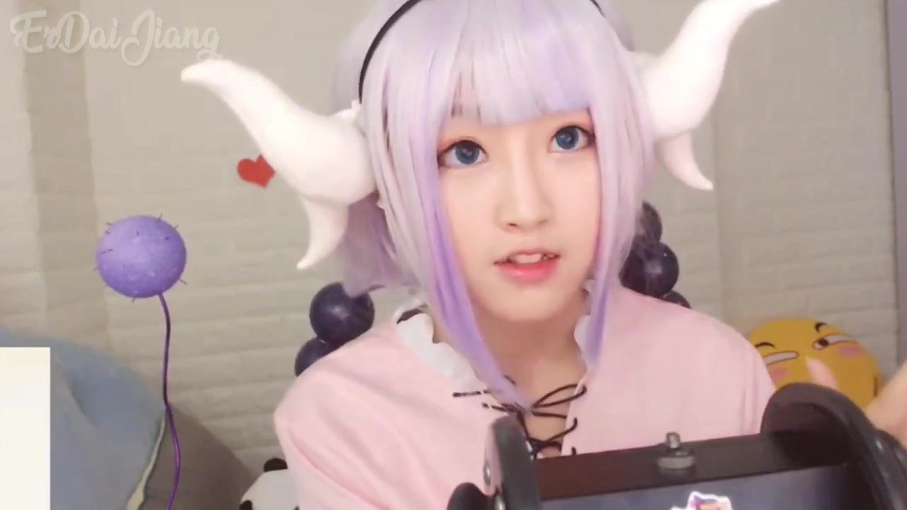 可爱的二呆酱cos和康娜一起入睡吧