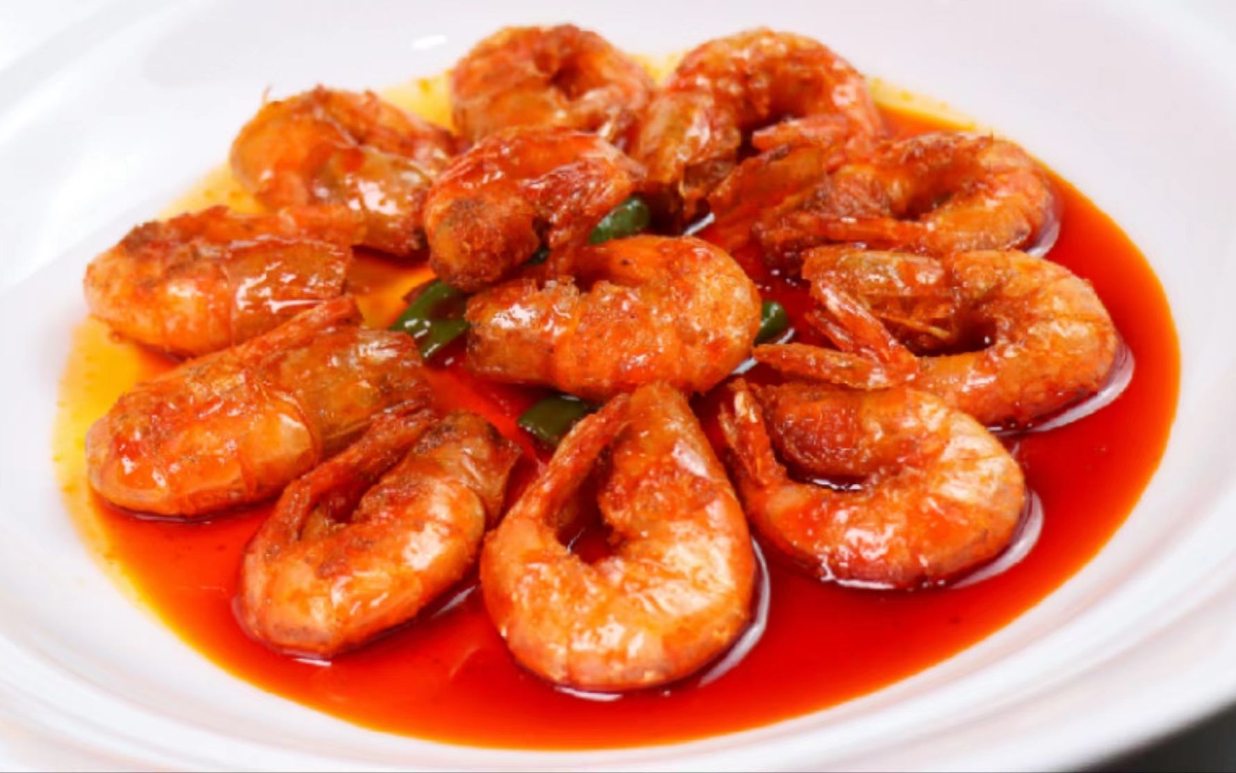 黄哈儿油爆香辣虾,色泽红亮,适合精品川菜店