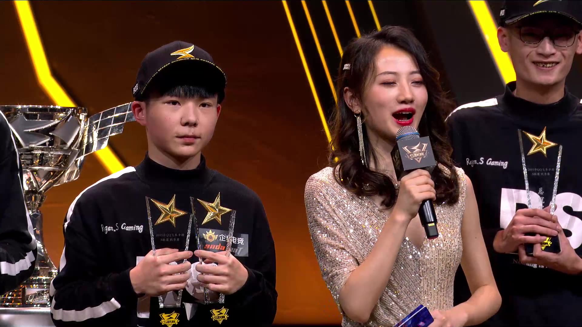 最佳车手小风 小钰采访:很开心我们做到了_哔哩哔哩 (゜-゜)つロ 干杯