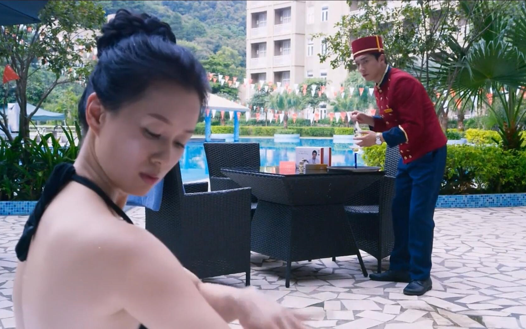 盘点倪虹洁性感名场面,泳池大秀好身材,要求保安给她擦防晒霜